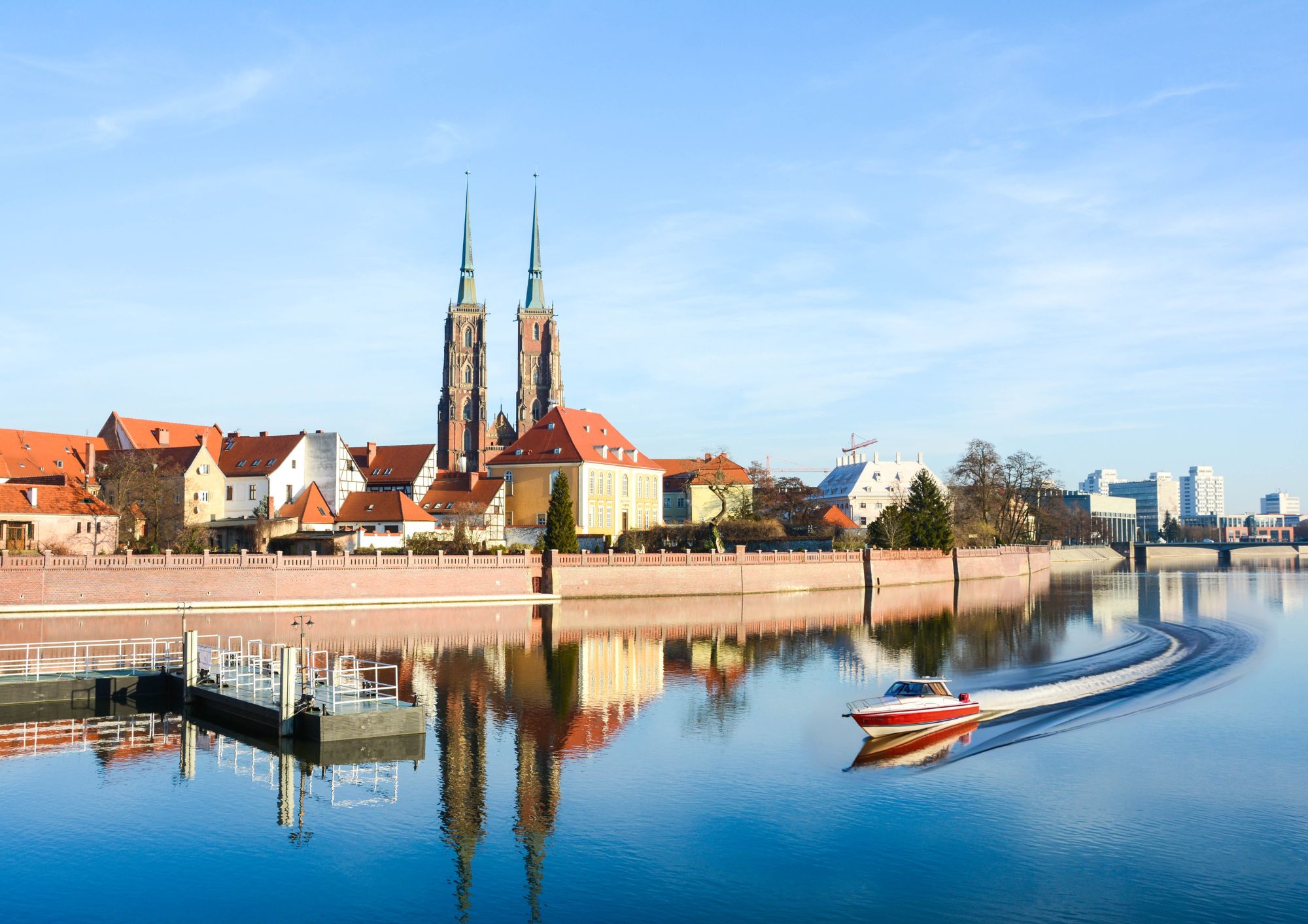 Read more about the article Czarter motorówek – jak to działa we Wrocławiu